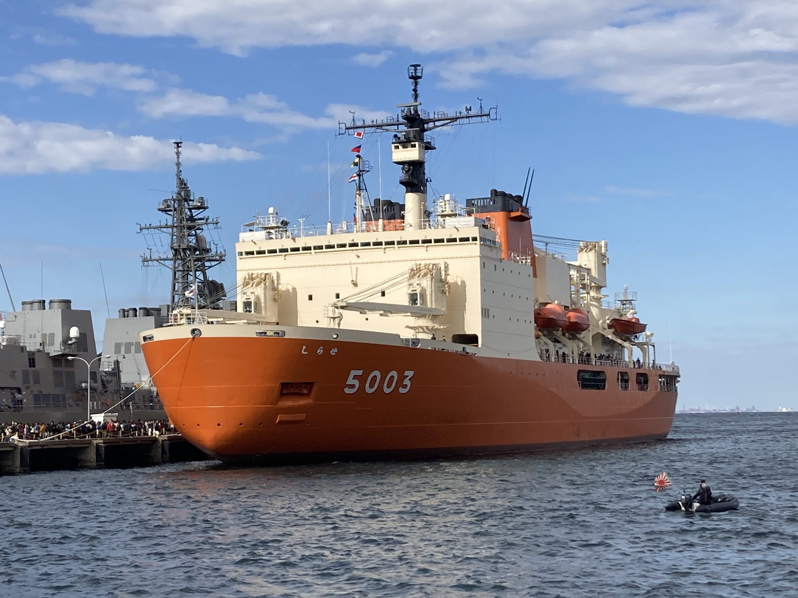 南極観測船しらせ